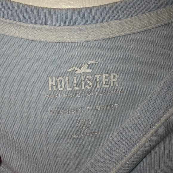Hollister shirt!🤍 - Picture 4 of 4